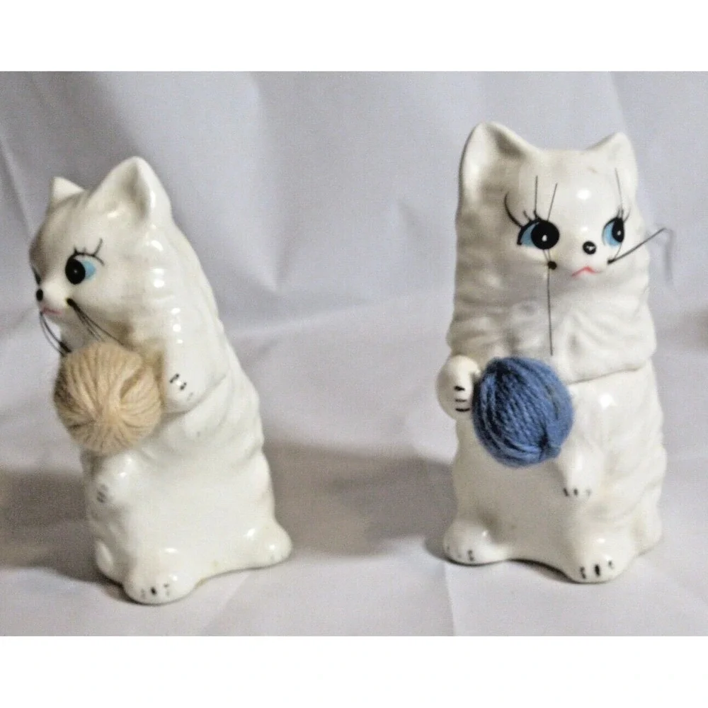 Vintage Japan Enesco Salt Pepper Shakers Cats Yarn Balls Whiskers Noise Makers
